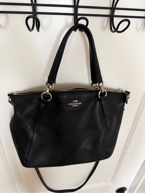 Coach Small Kelsey Satchel Bag / black pebble leather